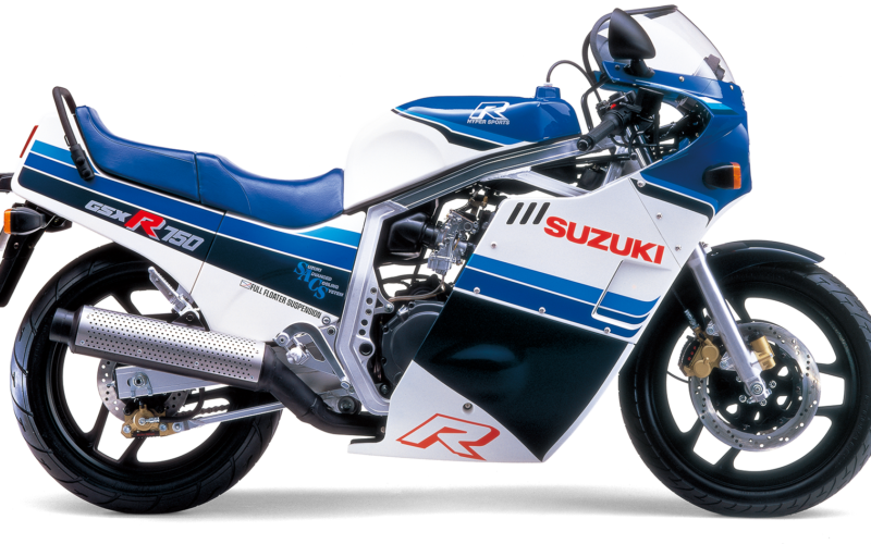 motocicleta suzuki de culoare alb albastra fotografiata din profil