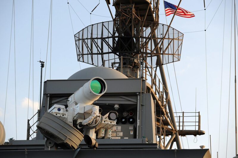 laser militar instalat pe o navă americană