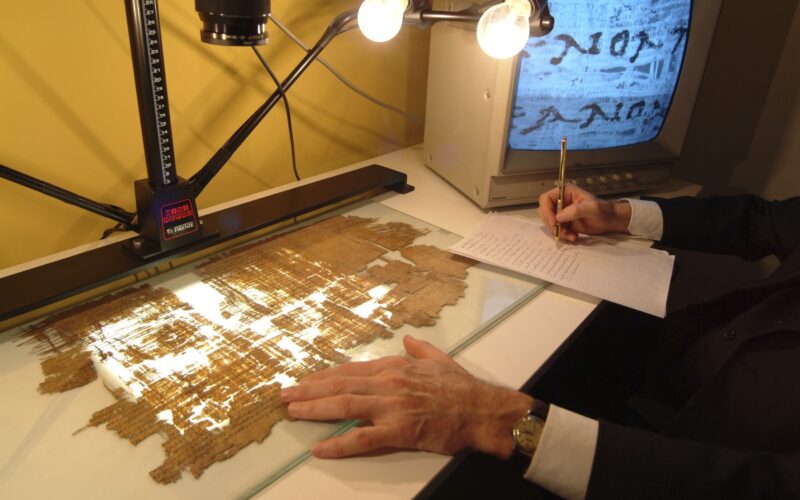 Manuscris antic în procesul de reconstituire