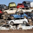 masini vechi intr-un cimitir auto
