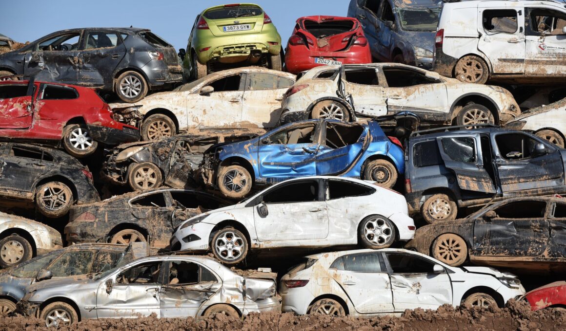 masini vechi intr-un cimitir auto