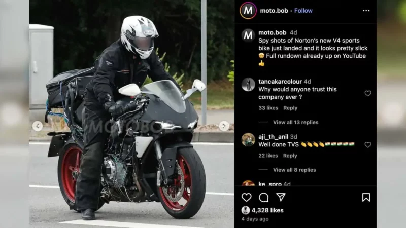 motocicleta neagra sport surprinsa pe strada in poze spion