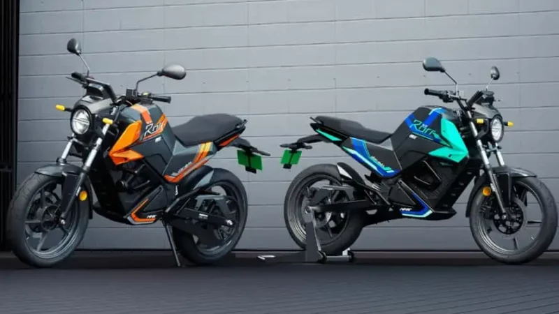 motociclete electrice de culoare galbena si albastra cu un zid in spate