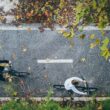 Bicicliști pe o pistă de biciclete