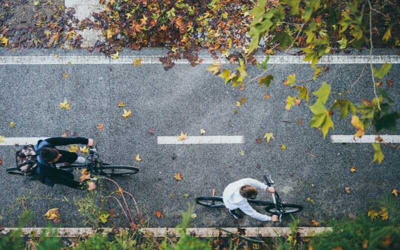 Bicicliști pe o pistă de biciclete