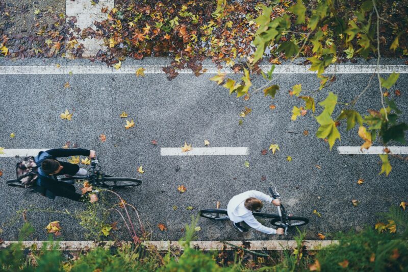Bicicliști pe o pistă de biciclete