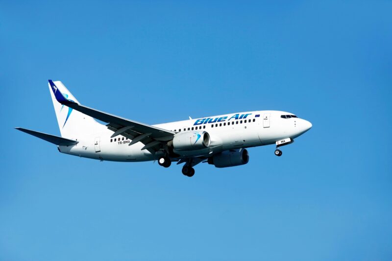 avion blue air in zbor