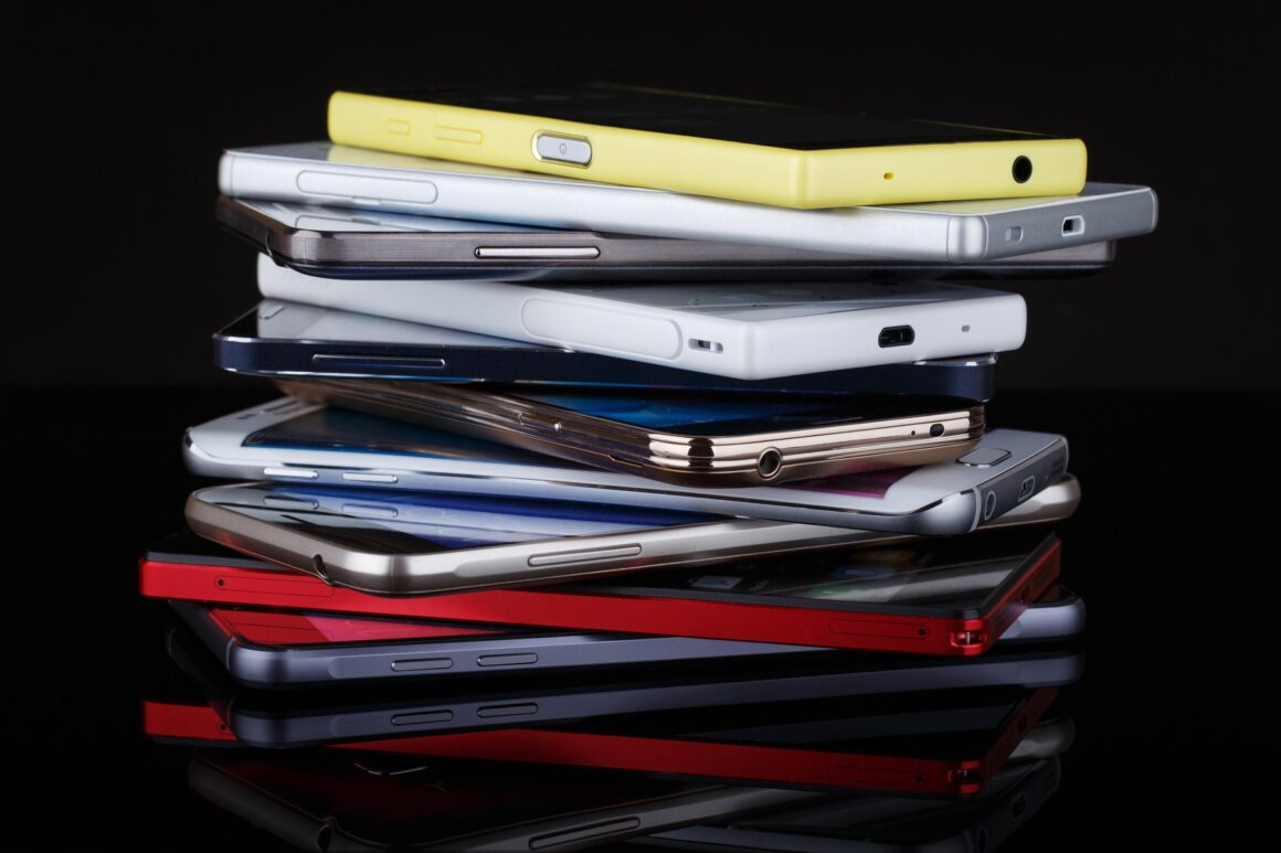 Grămadă de telefoane