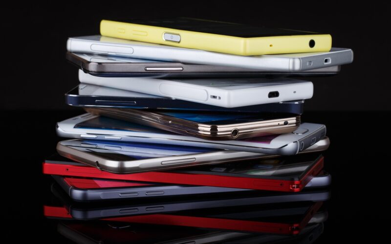 Grămadă de telefoane