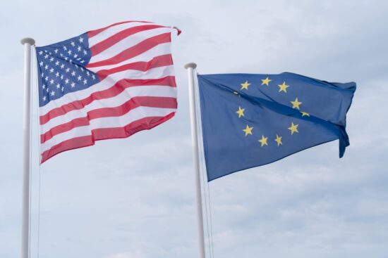Steagurile Statelor Unite și al Uniunii Europene