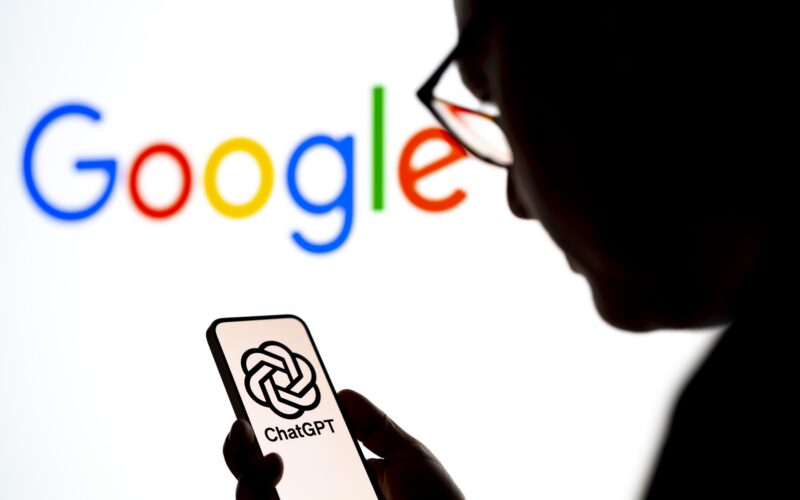 Chatbotul cu inteligență artificiala ChatGPT, creat de start-up-ul OpenAI, alături de logo-ul Google