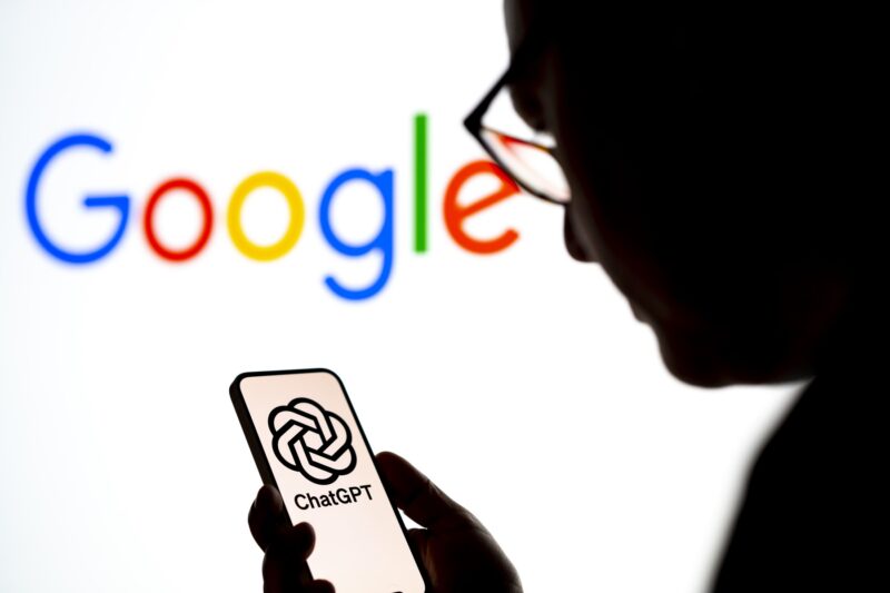 Chatbotul cu inteligență artificiala ChatGPT, creat de start-up-ul OpenAI, alături de logo-ul Google