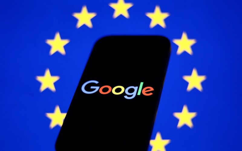 Logo Google suprapus pe steagul UE