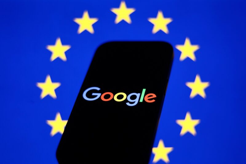Logo Google suprapus pe steagul UE