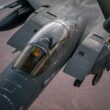avion f-15 realimentat in zbor