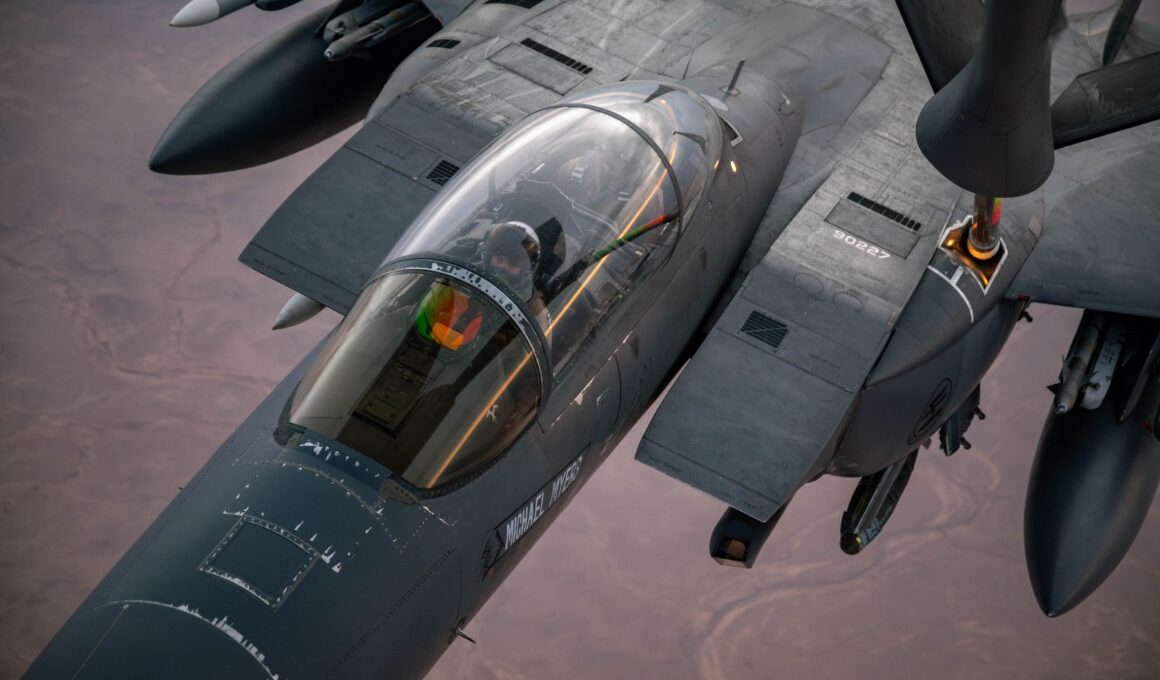 avion f-15 realimentat in zbor