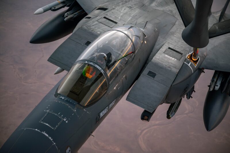 avion f-15 realimentat in zbor