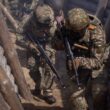 militari ucraineni in transee