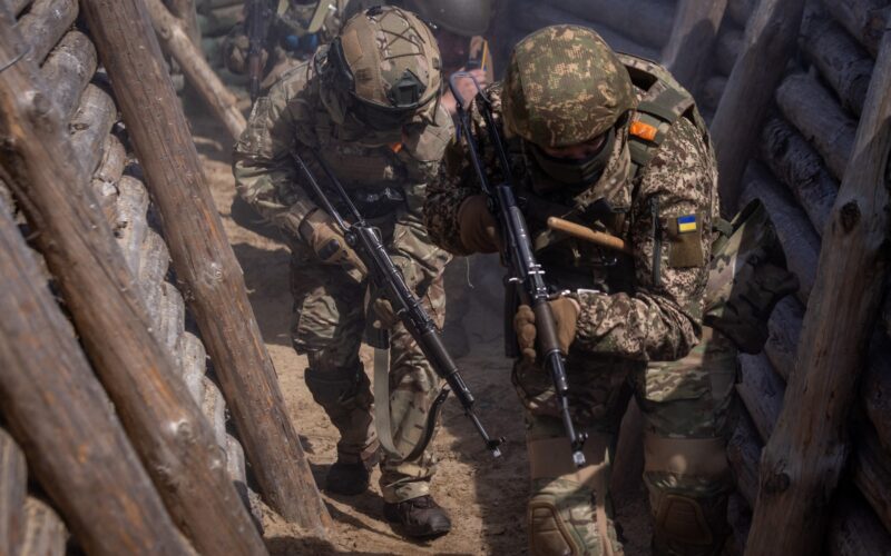 militari ucraineni in transee