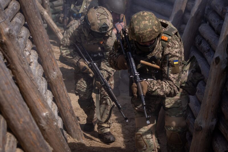 militari ucraineni in transee