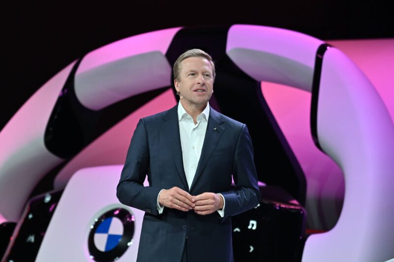 Oliver Zipse, CEO BMW vorbeste la o conferinta