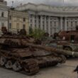 tanc rusesc distrus expus intr-o piata din ucraina