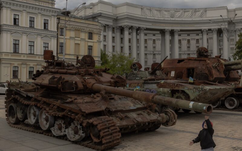 tanc rusesc distrus expus intr-o piata din ucraina