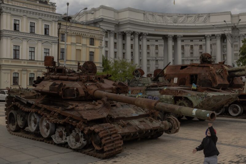 tanc rusesc distrus expus intr-o piata din ucraina