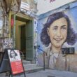 o imagine cu anne frank desenata pe un perete la intrarea in muzeul din berlin