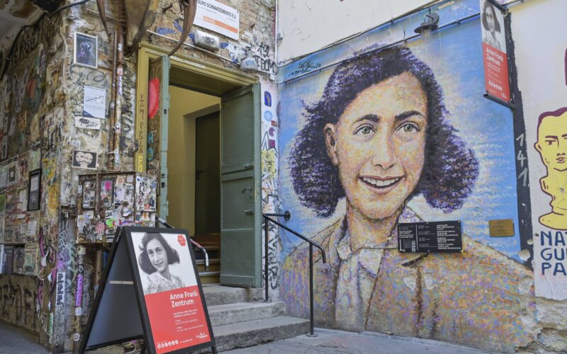 o imagine cu anne frank desenata pe un perete la intrarea in muzeul din berlin