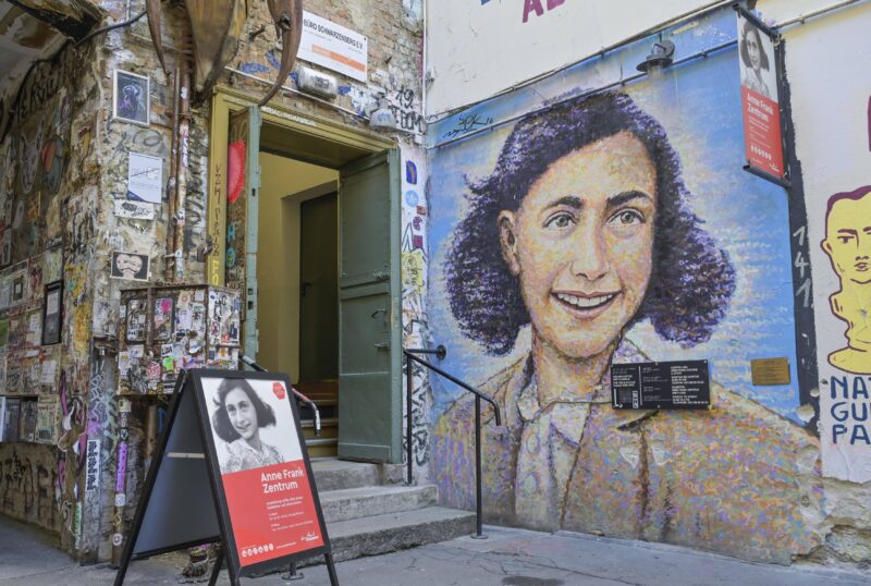 o imagine cu anne frank desenata pe un perete la intrarea in muzeul din berlin