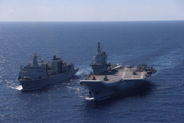 Portavion chinez in timpul unor exercitii militare in Pacific