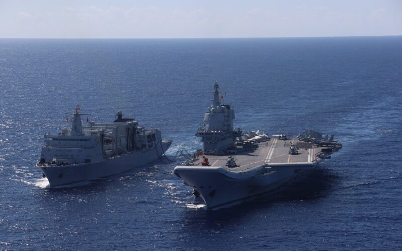 Portavion chinez in timpul unor exercitii militare in Pacific