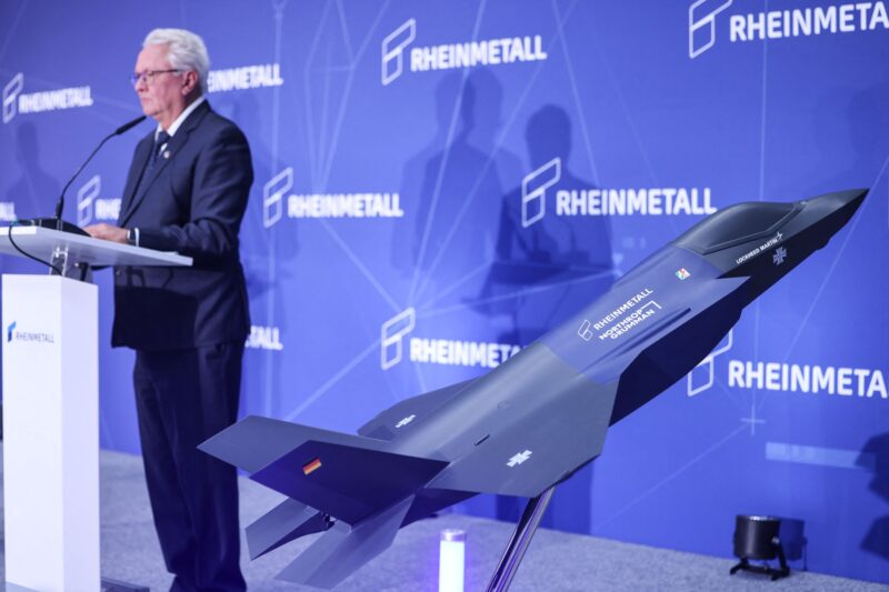 Macheta unui avion de vânătoare F-35, prezentat la sediul Rheinmetall