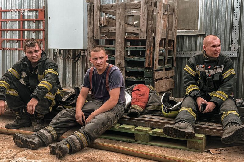 pompieri ucraineni epuizati dupa ce au stins incendii provocate de drone rusesi