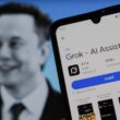 aplicatia hrok alaturi de o imagine a lui elon musk