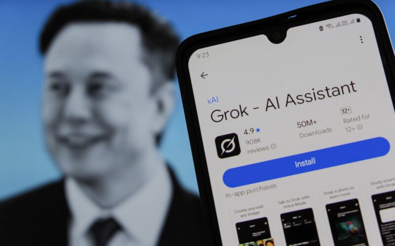 aplicatia hrok alaturi de o imagine a lui elon musk