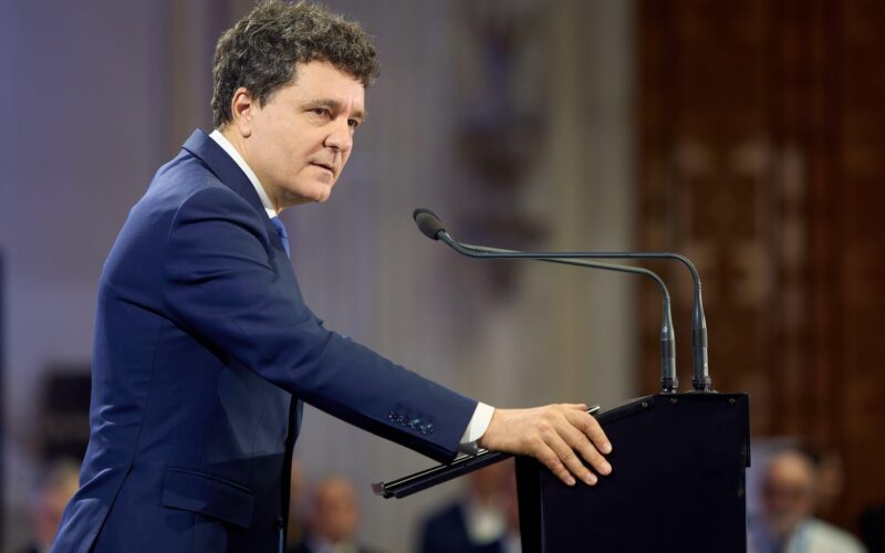 nicusor dan tine un discurs la congresul pnl