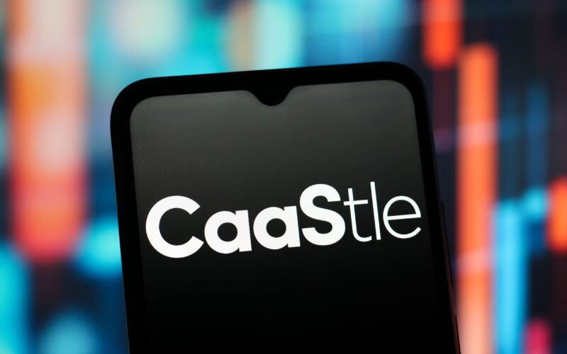 logo-ul companie de haine CaaStle pe ecranul unui telefon