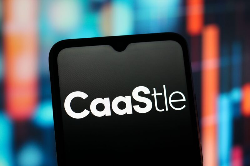 logo-ul companie de haine CaaStle pe ecranul unui telefon