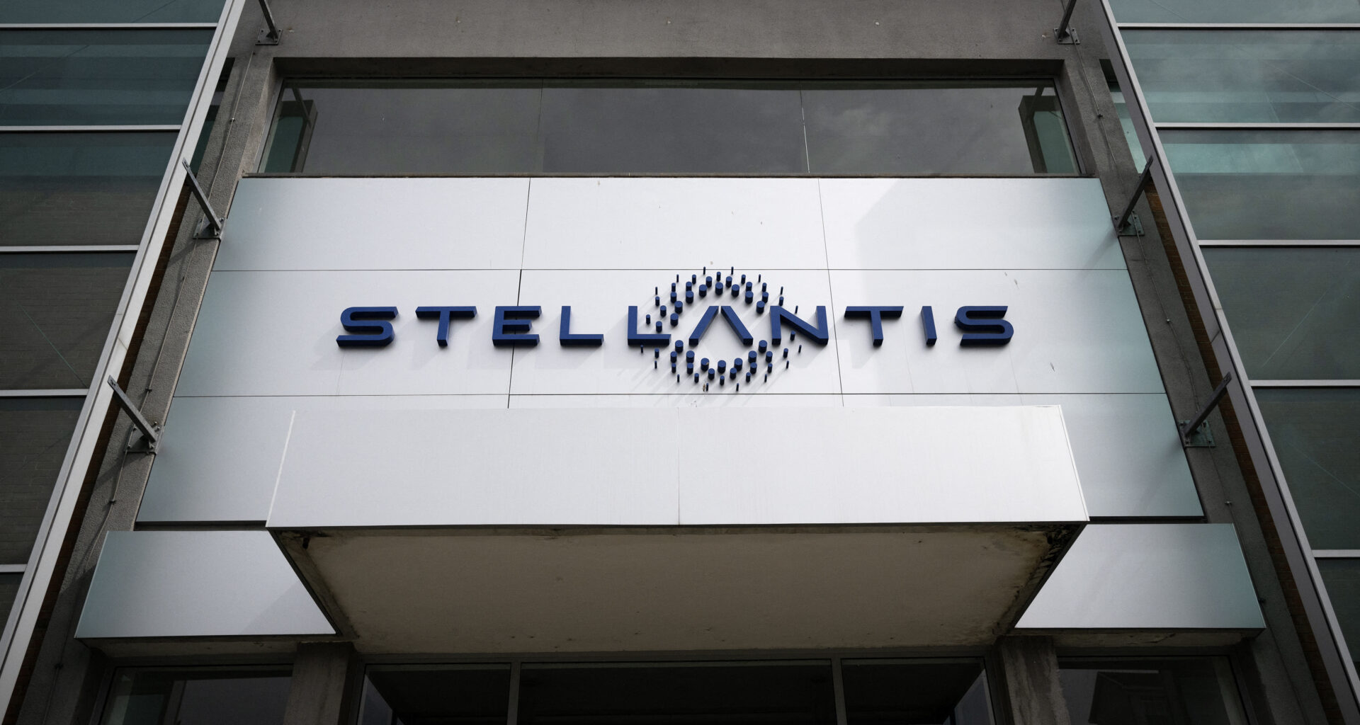Clădire cu logo-ul grupului auto Stellantis