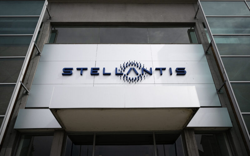 Clădire cu logo-ul grupului auto Stellantis
