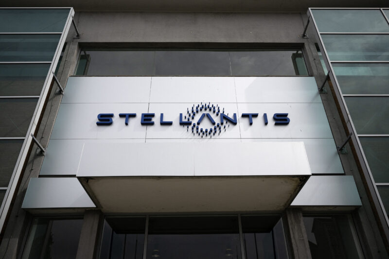 Clădire cu logo-ul grupului auto Stellantis