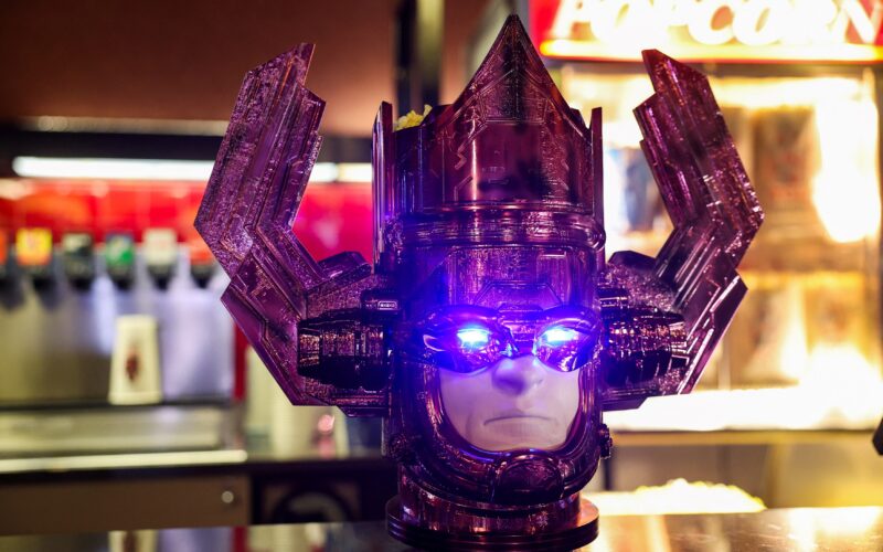 recipient popcorn in forma unui personaj Marvel