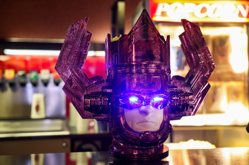 recipient popcorn in forma unui personaj Marvel
