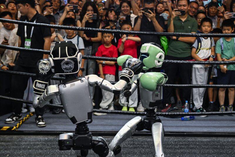 Roboți umanoizi în timpul unui meci de box în China