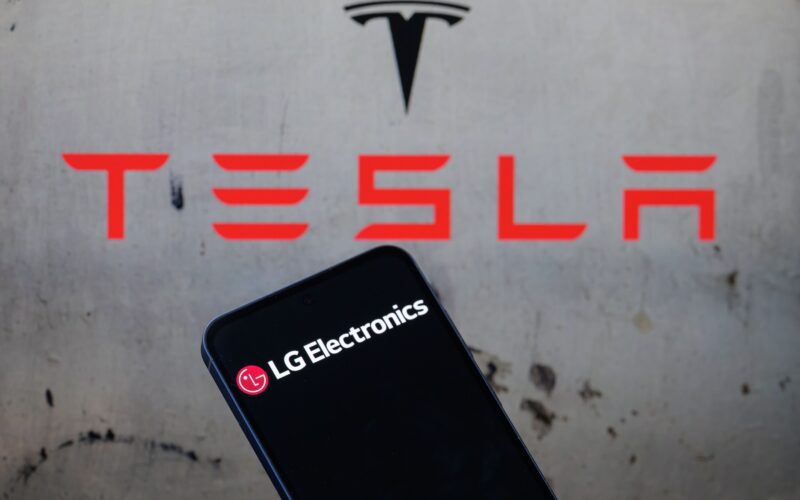 Logo-urile Tesla și LG