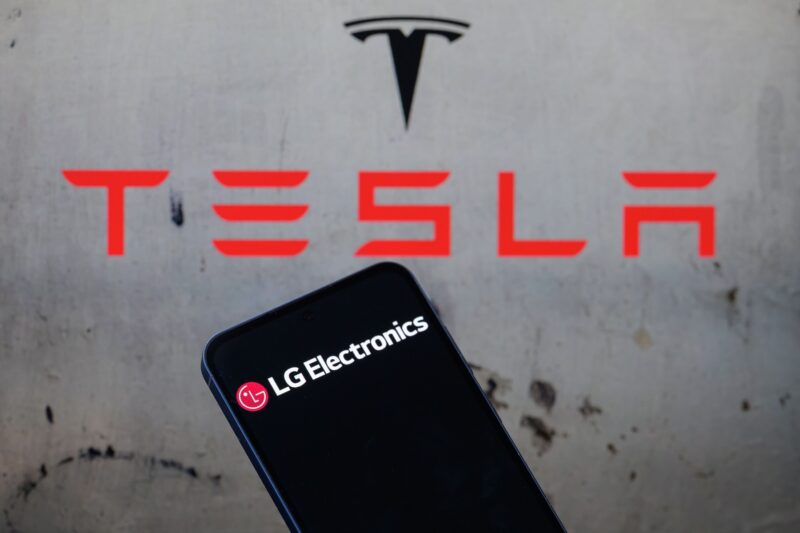Logo-urile Tesla și LG