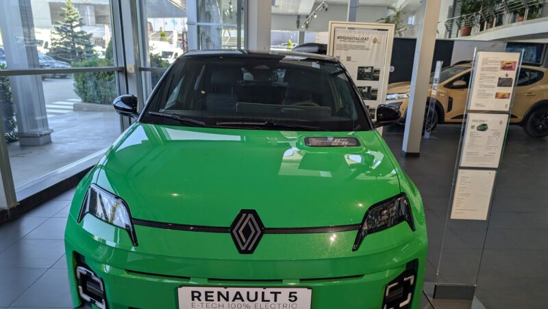 un automobil electric renault 5 la un dealer