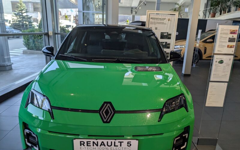 un automobil electric renault 5 la un dealer